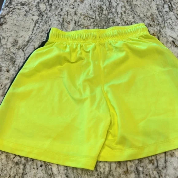 Boys Nike Shorts - Picture 2 of 2